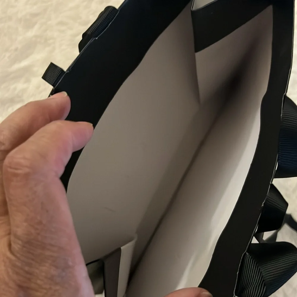 Gucci Black and White Gift Bag - Picture 4 of 6